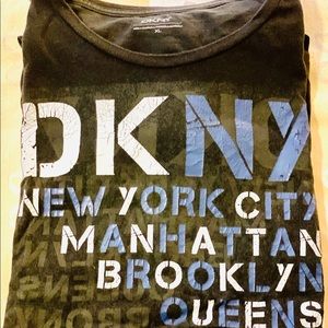 DKNY PREMIUM TEE.